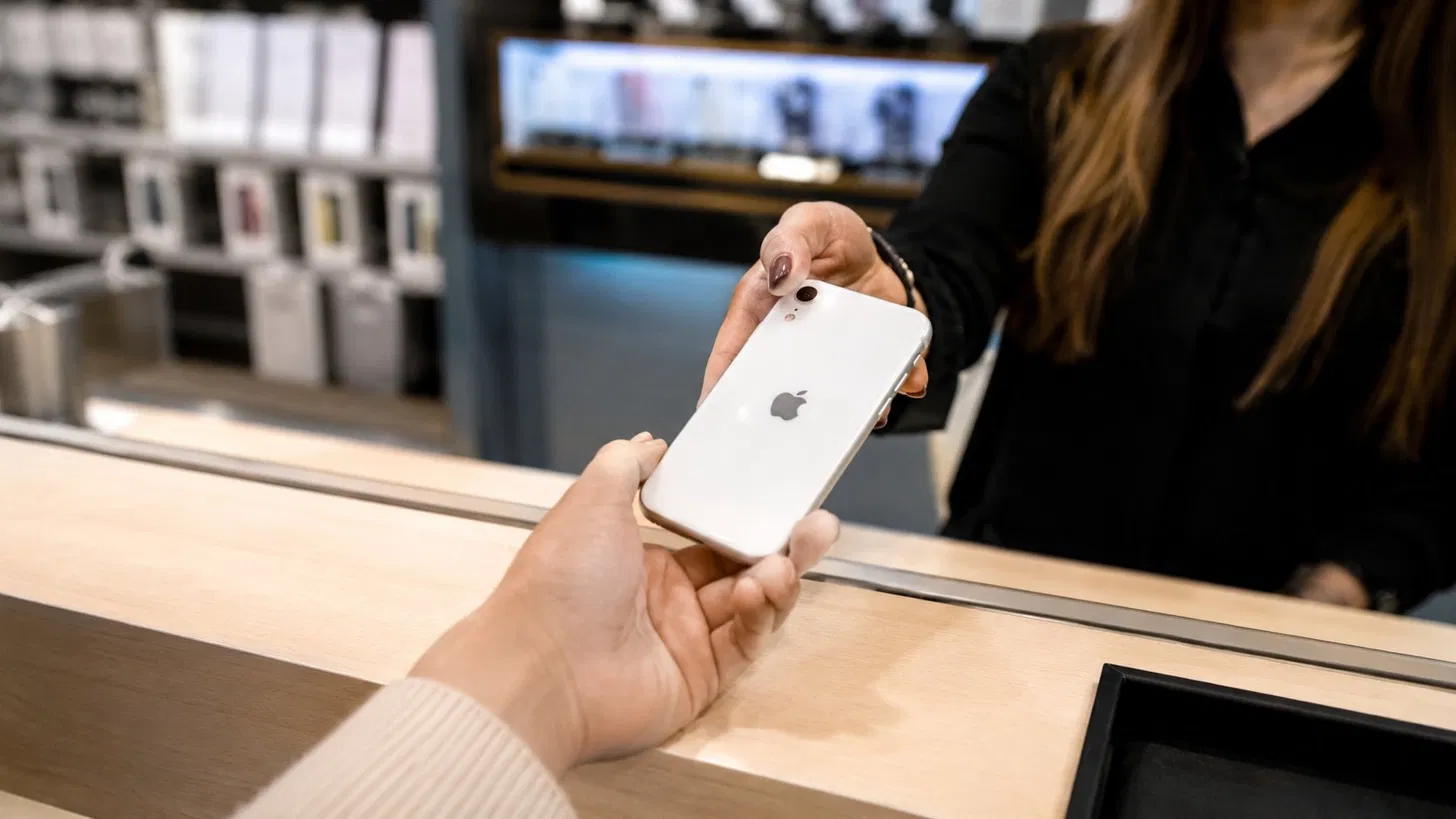 otkup iPhone SE — iPhone SE 2020 i SE 2022 na stolu